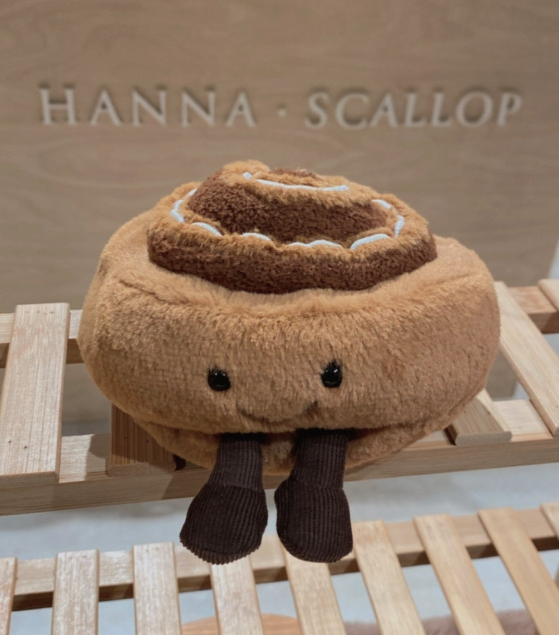 Jellycat Amuseables Cinnamon Bun – Hanna Scallop