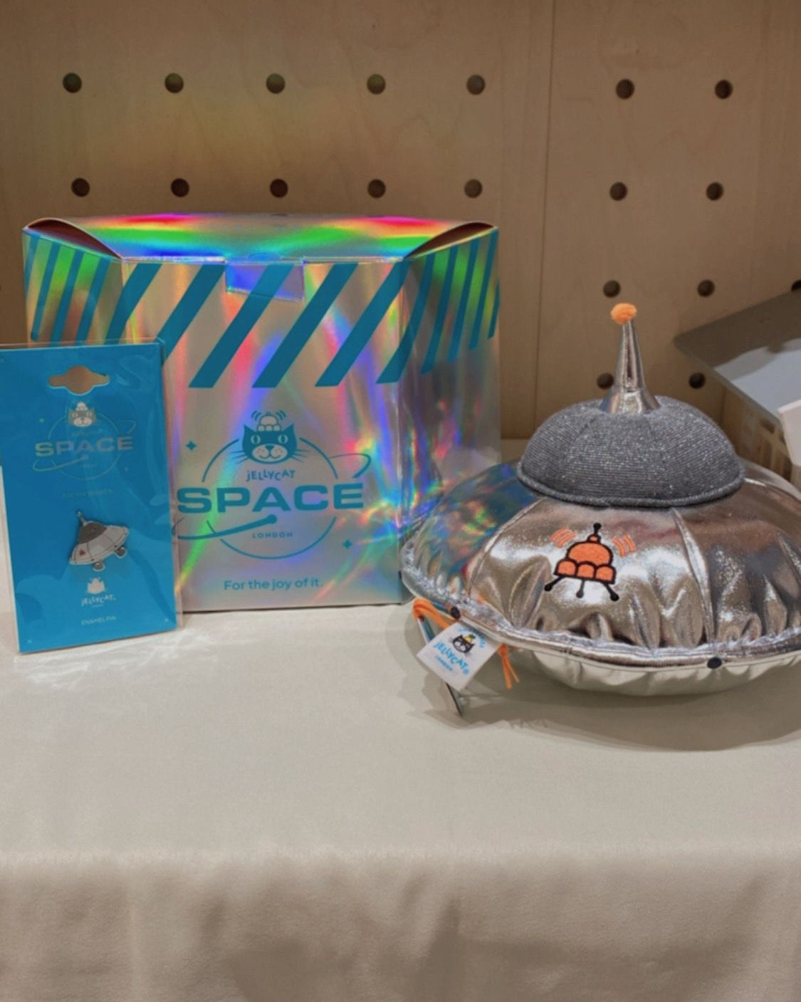 Jellycat Jellysaucerset with box and pin and sticker